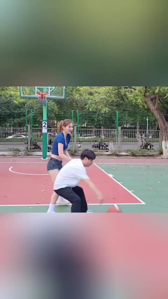 集夢(mèng)會(huì)長(zhǎng)背打一米8的女生，這是真打球?。? style=