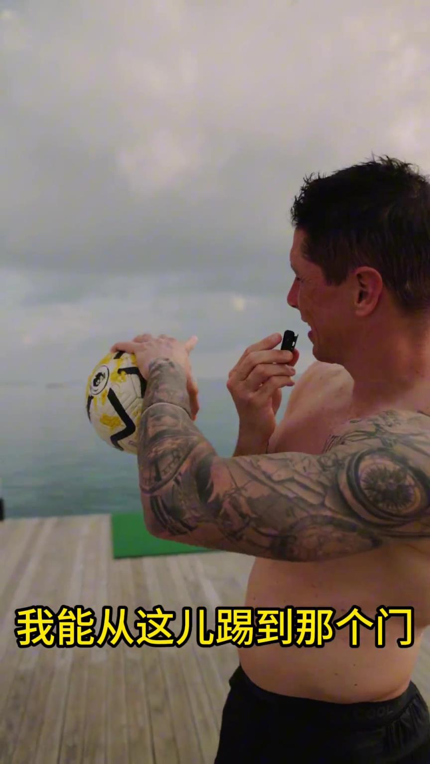 當(dāng)年多少人的偶像！托雷斯挑戰(zhàn)赤腳進(jìn)球