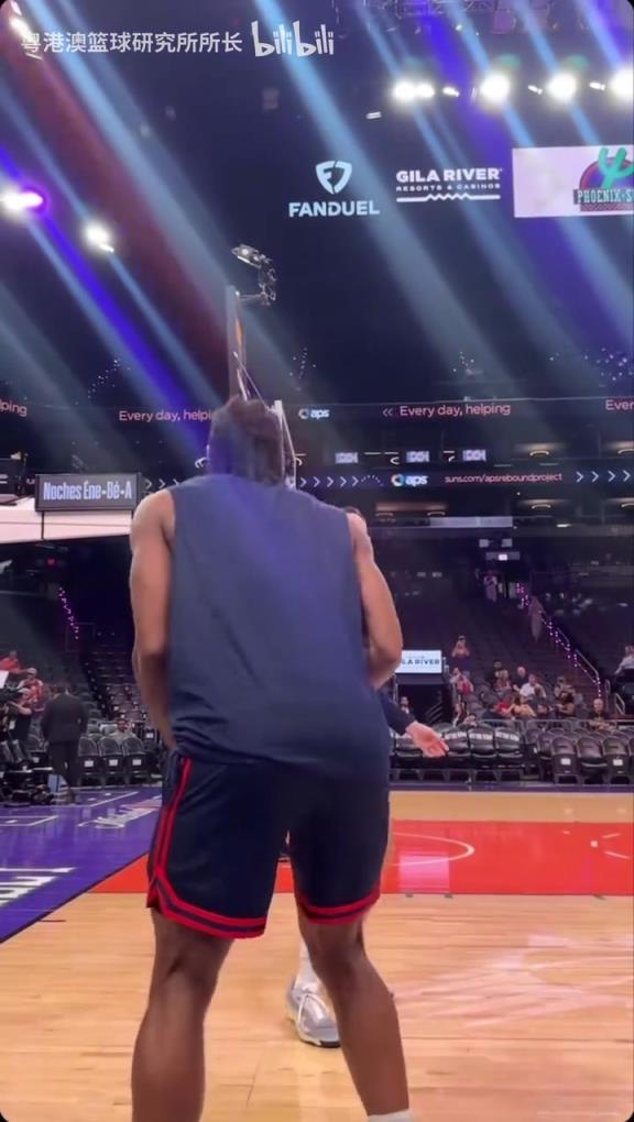 機(jī)器人級(jí)別的靜態(tài)身體！近距離看小卡的賽前熱身！