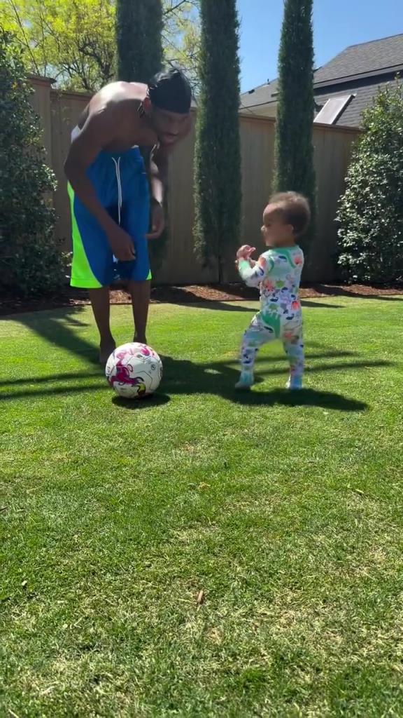 足球要從娃娃抓起！SGA帶娃踢足球，小孩摔倒時(shí)鼓掌“嘲笑”！